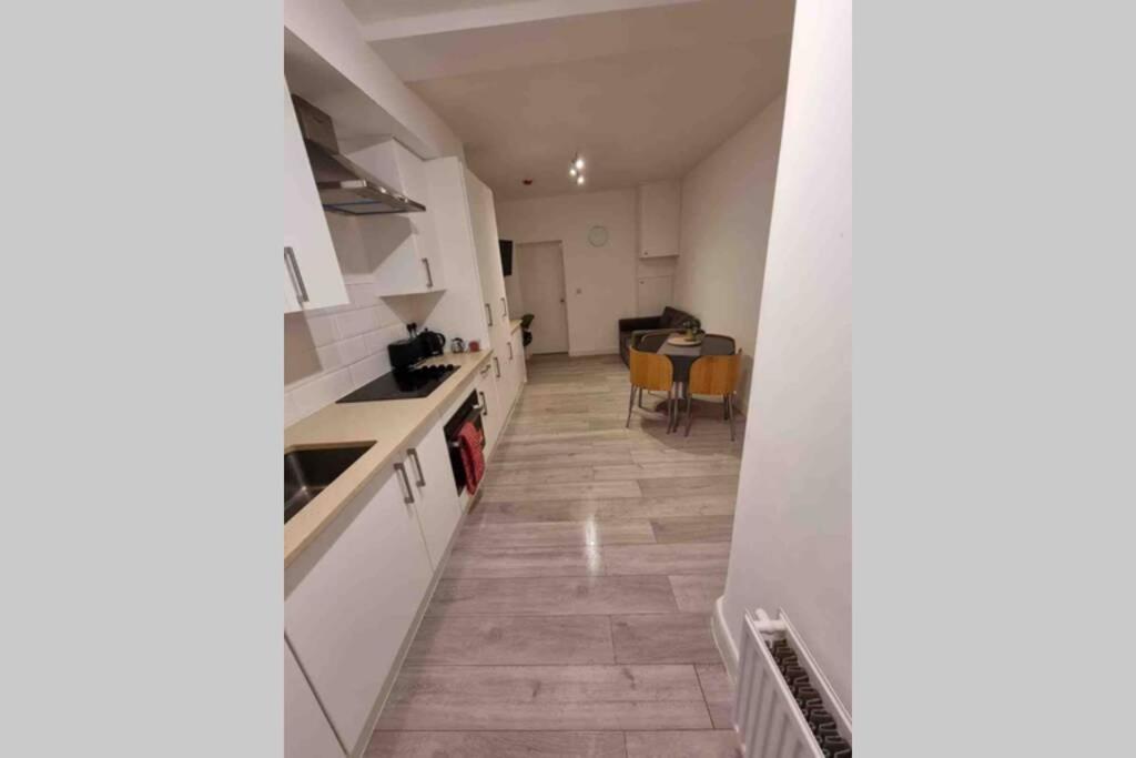 Edgware 3Br 3Privateensuite - Close To Station - Parking Upon Request מראה חיצוני תמונה